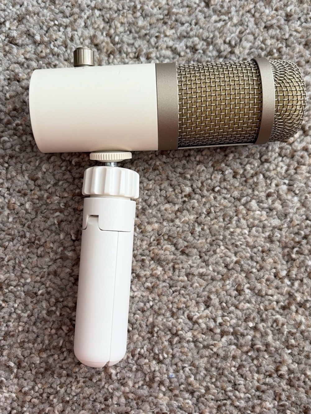 Heyday white and gold desk microphone. Needs USBC cord.